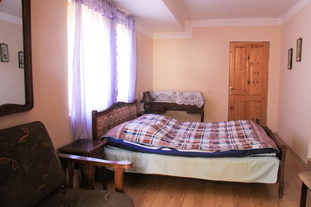 Dodo Japaridze Guesthouse Местия Стая снимка